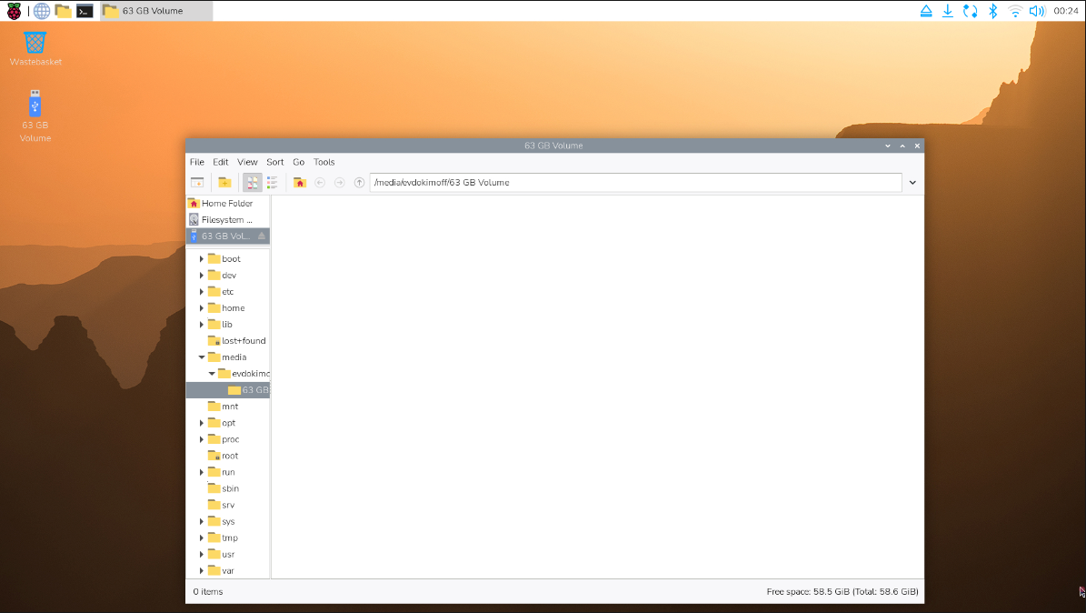 Файловый менеджер с подключенным USB-накопителем в списке устройств